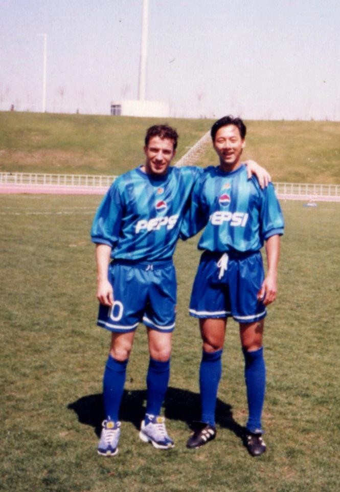 Huỳnh Đức và danh thủ Del Piero trong Cuộc thi kỹ thuật bóng đá do Pepsi tổ chức năm 1999